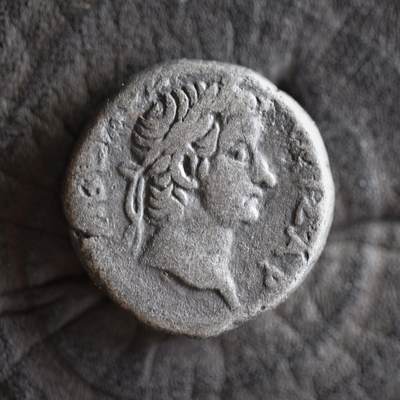 【良泉】【2025年最后一场】12月18日晚19.30点开拍！188组【直播场】西方古代钱币、丝路杂项、印章！ - 【藏家出品A】11.93克，公元 66-67 年【古罗马】【埃及行省】【暴君 尼禄】+【提比略】【少见】 四德拉克马银币，亚历山大港造币厂打制