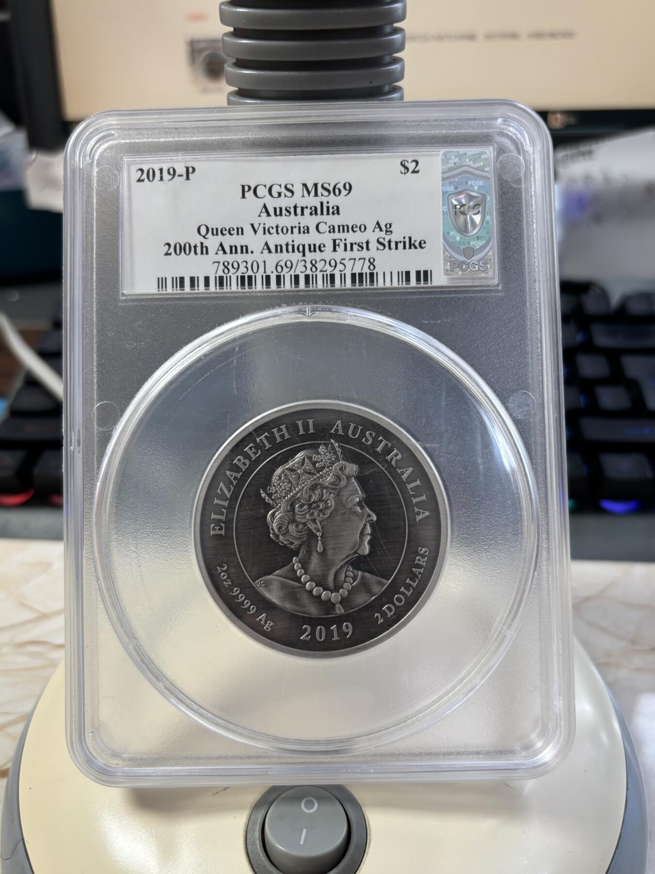 第184期拍卖 澳大利亚2019年维多利亚女王镶嵌银币PCGS-MS69，2盎司，9999银