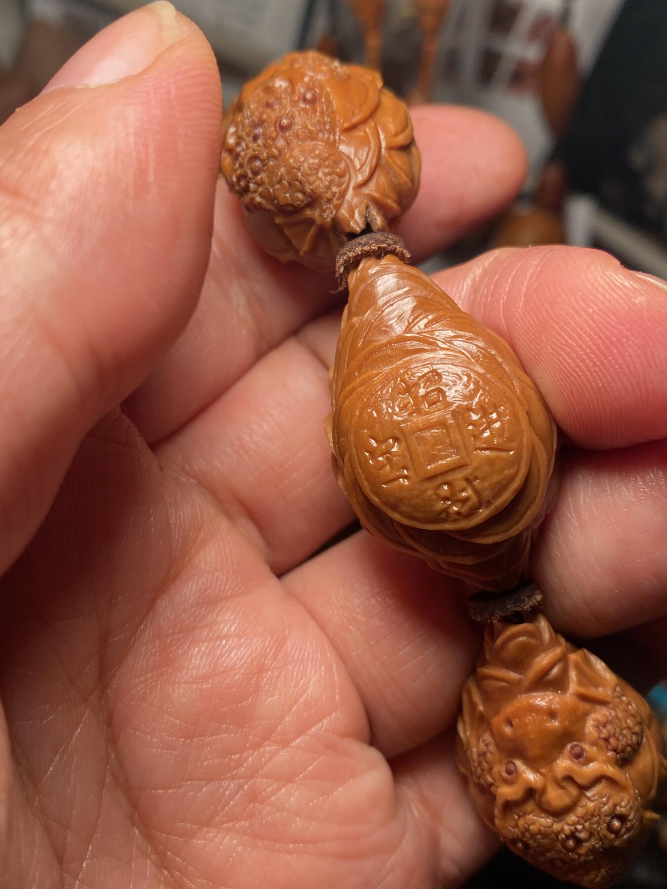 中国非物质文化遗产，苏工核雕 福利苏工核雕，纯手工雕刻，老苏工全刀工深雕，招财进宝，7星金蟾，个性十足，等待有缘人，市场无同款，尺寸2。15x3.5喜欢的来