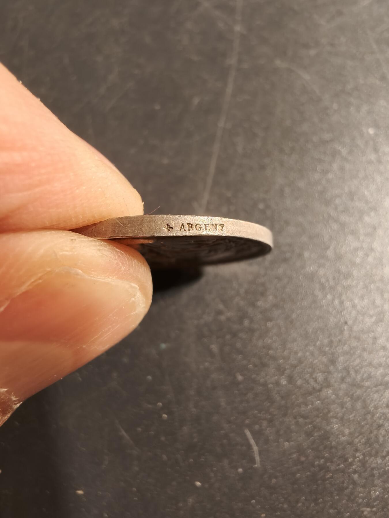 老王徽章第167期 法国银婚章    950银蜜蜂边铭    直径23mm.   重量5g