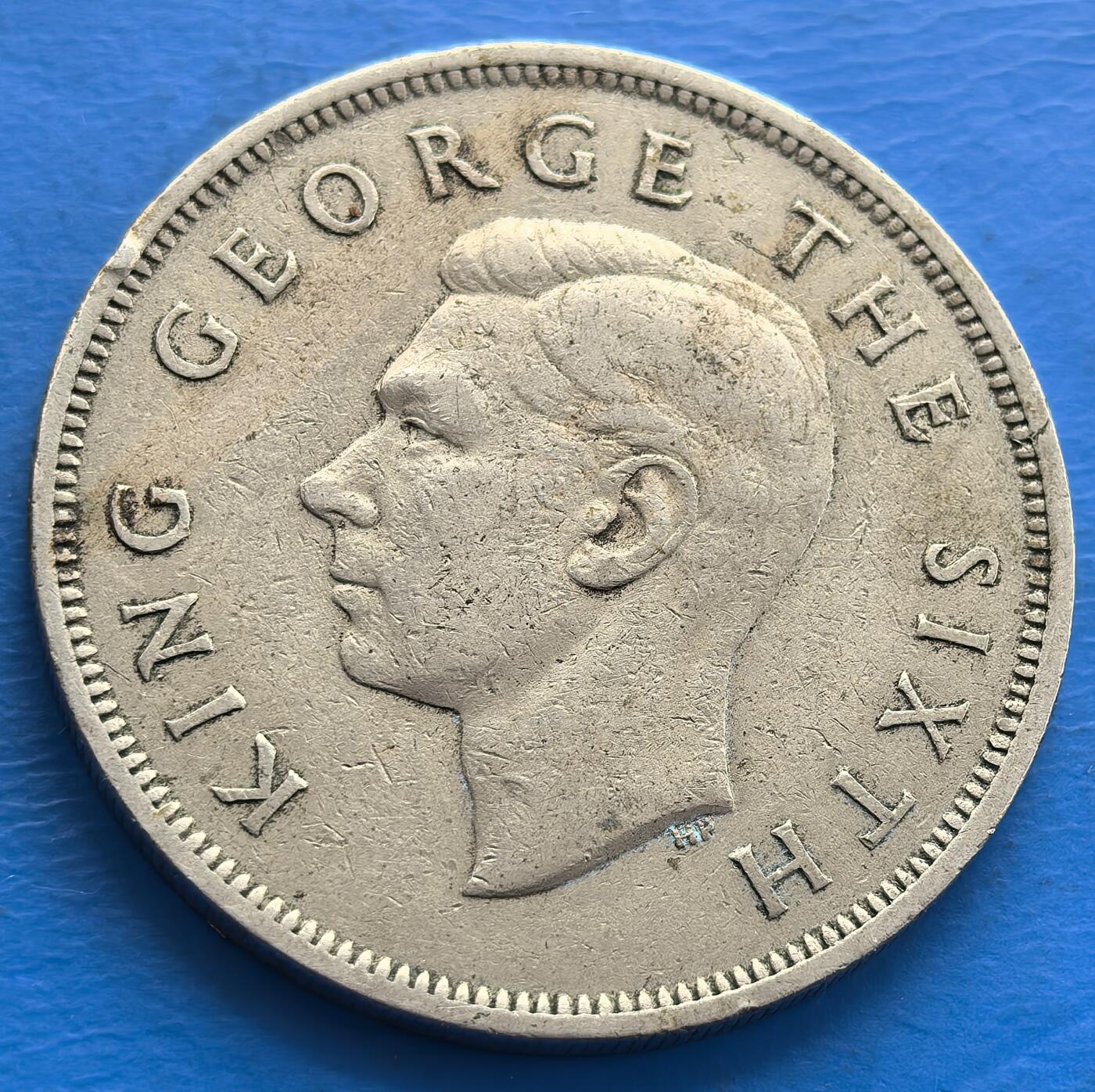 外国优质老铜币银币，周六九点倒数截拍，满百包邮，可寄存半年，喜欢朋友微信扫描二维码可直接参拍 新西兰1948年盾徽半克朗