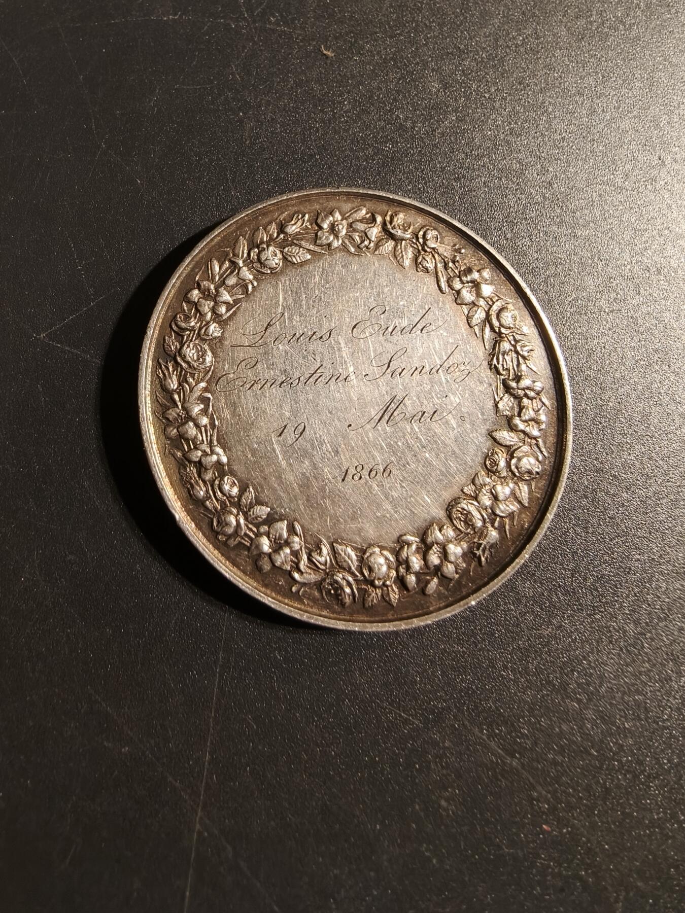 老王徽章第167期 法国银婚章    原盒    950银蜜蜂边铭    少见大尺寸直径42mm.  重量31.1g.    1866年