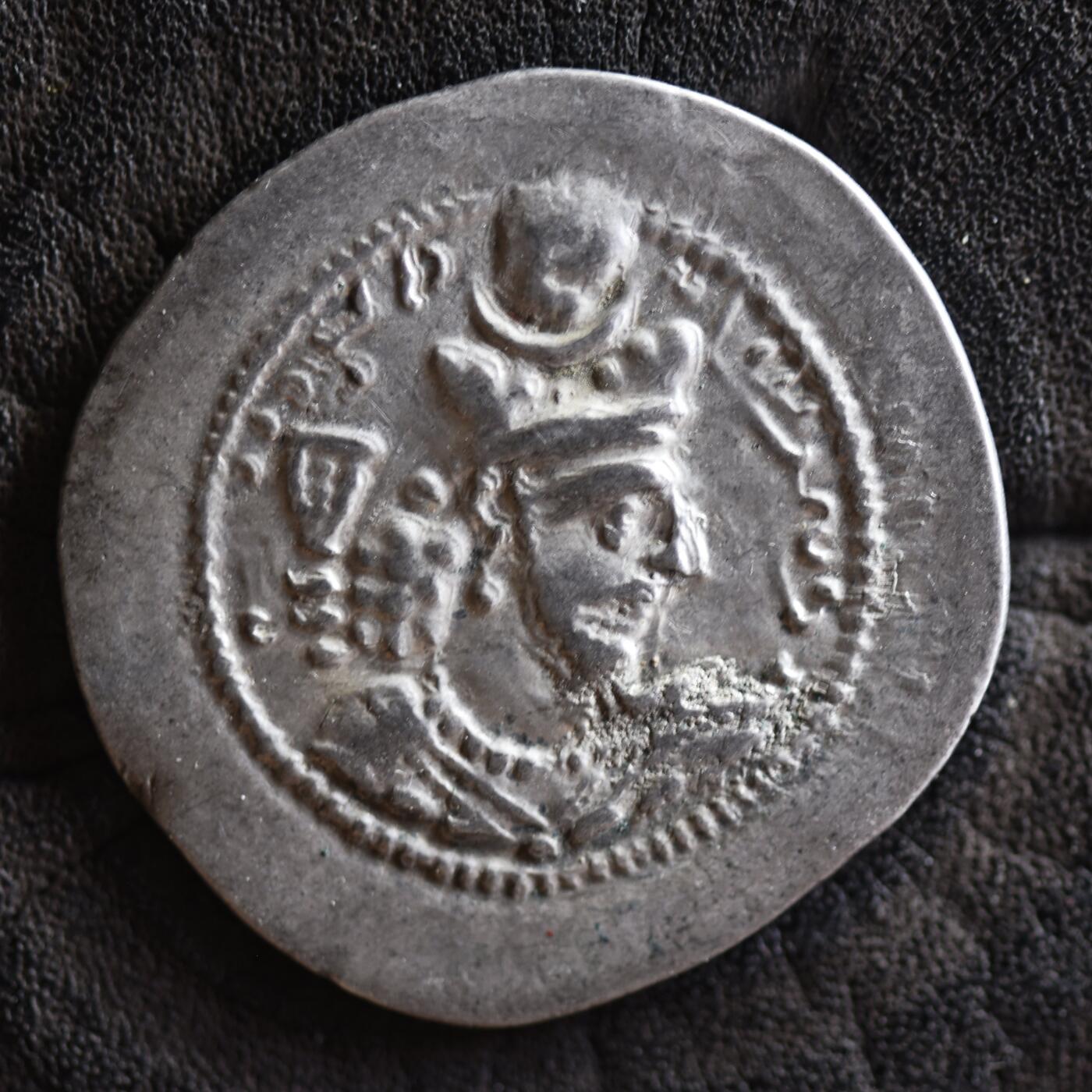 【良泉】【2025年最后一场】12月18日晚19.30点开拍！188组【直播场】西方古代钱币、丝路杂项、印章！ 【极美品】公元420-438年【波斯帝国】萨珊王朝，瓦赫兰五世【祭火坛头像版】一德拉克马，4.17克