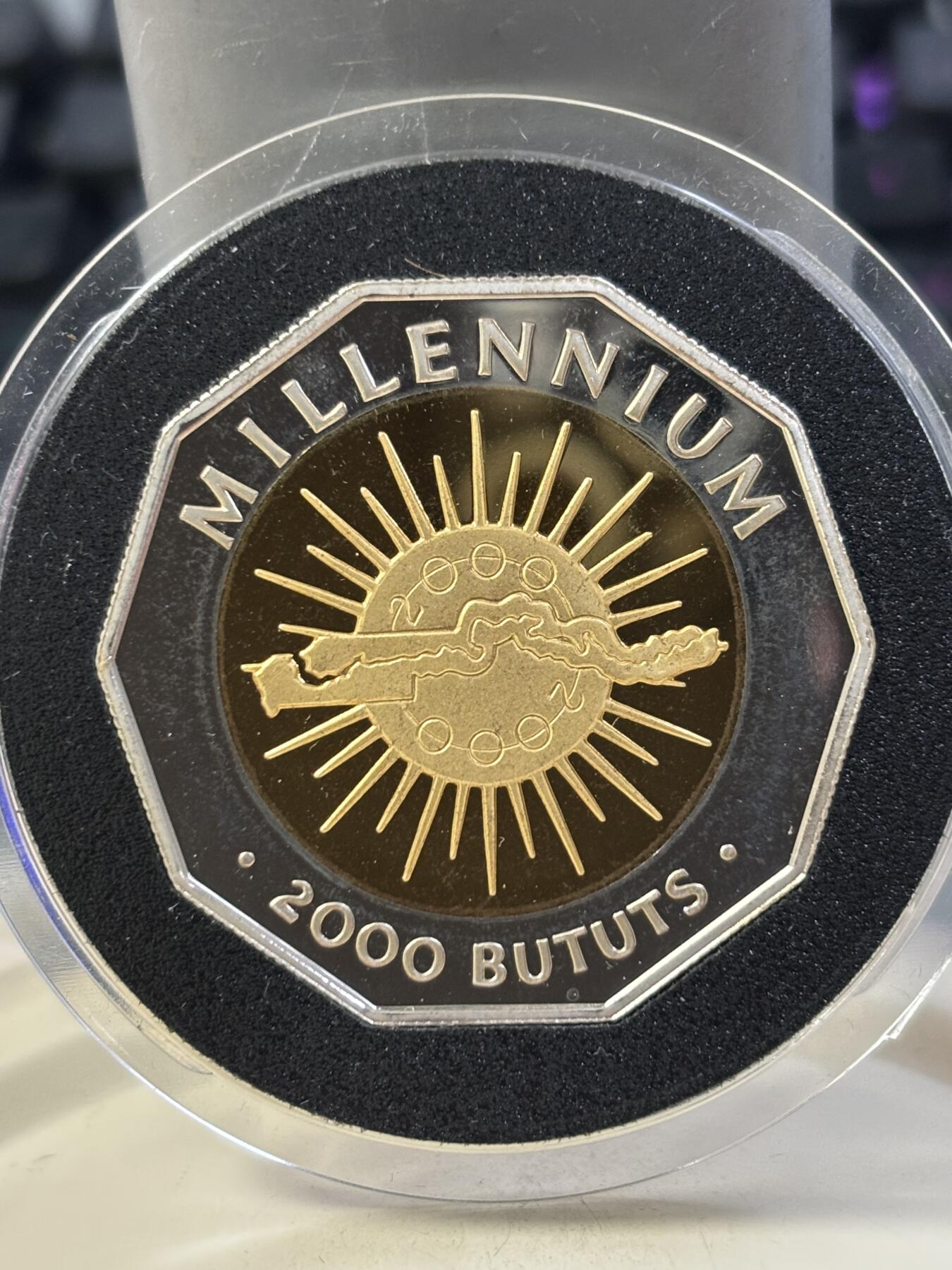 第184期拍卖 冈比亚2000年千禧年多边型纪念镀金银币，925银，28.28克，有氧化