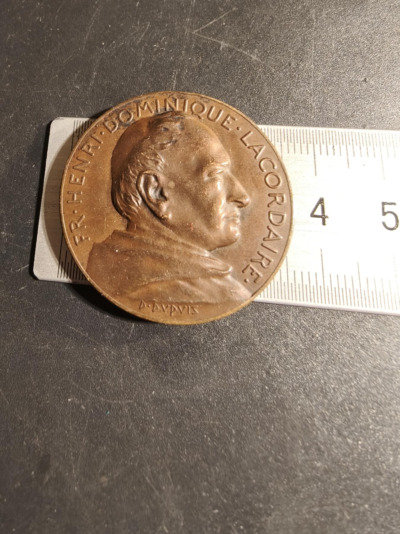 老王徽章第167期 法国苏雷兹学校大铜章     正面为法国著名政治家拉克代尔     直径36mm.    重量27.2g