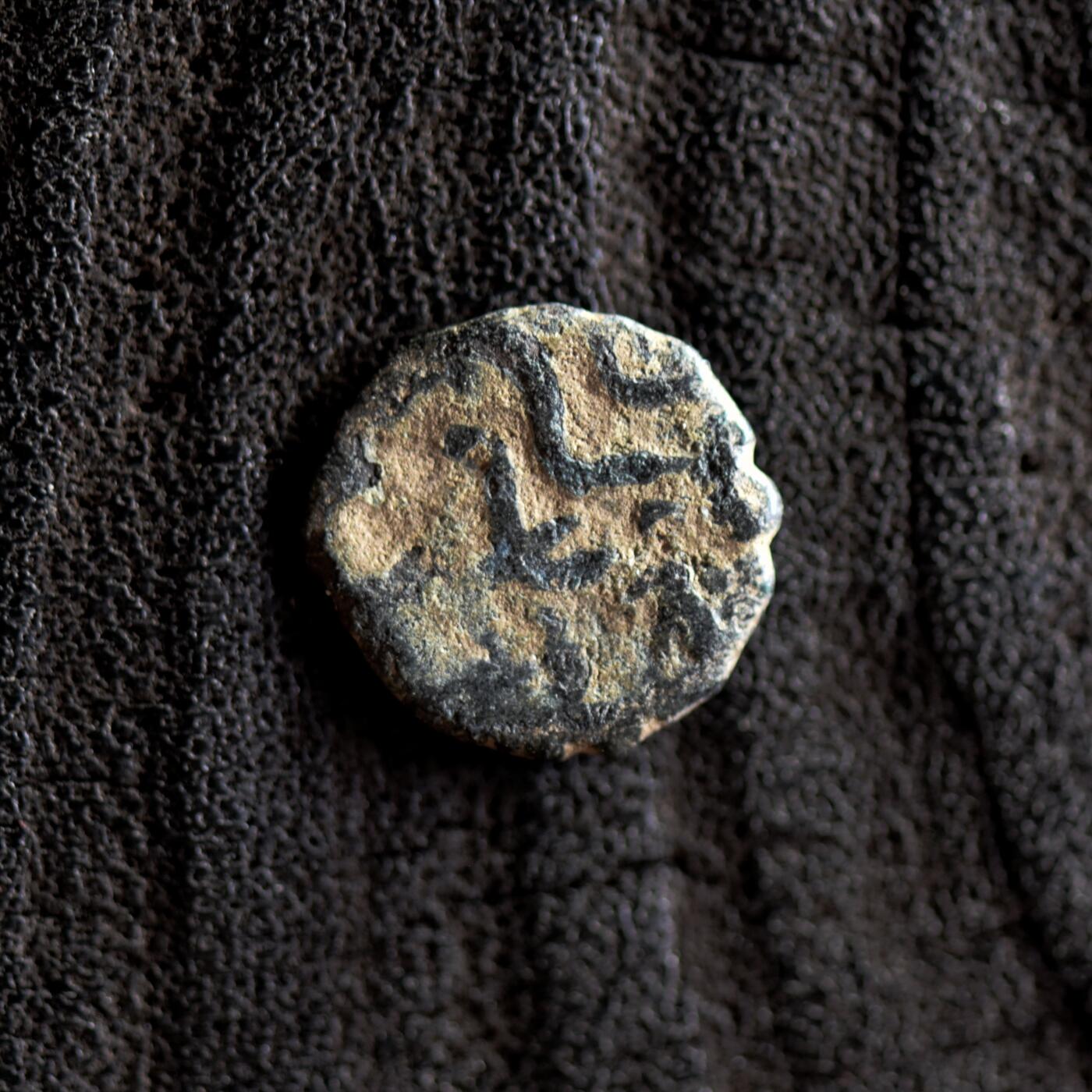 【良泉】【2025年最后一场】12月18日晚19.30点开拍！188组【直播场】西方古代钱币、丝路杂项、印章！ 【藏家出品A】约850-1000年，喀布尔地区的沙希王朝打制“狮子/大象”吉塔尔，0.68克