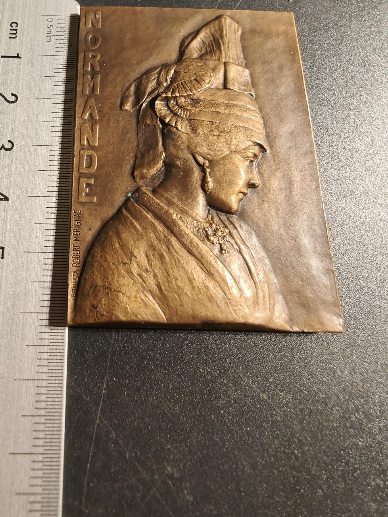 老王徽章第167期 法国诺曼底传统女性方形大铜章     高浮雕     尺寸63×44mm.    重量106.7g