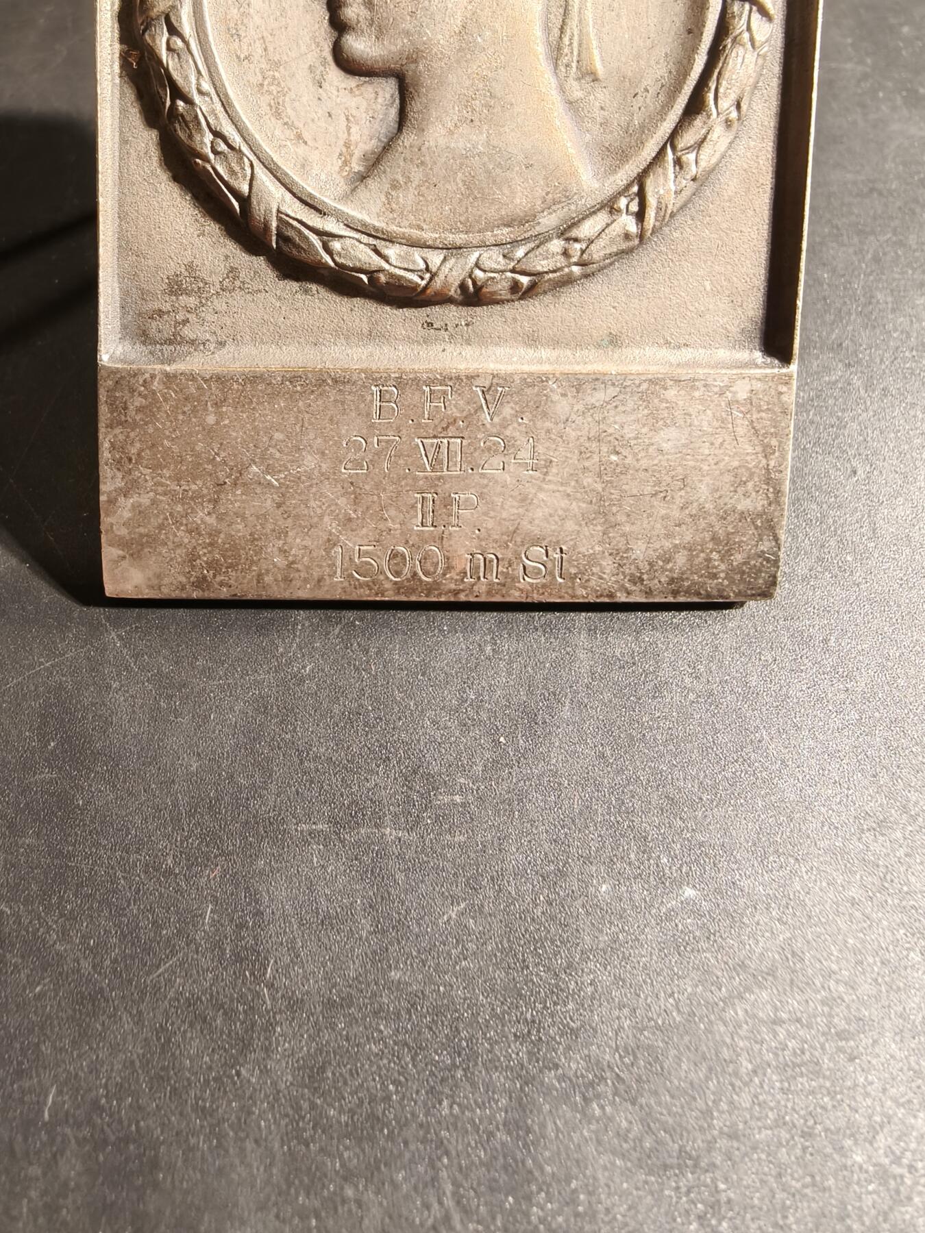 老王徽章第167期 瑞典1500米长跑竞赛方形镀银大铜章    背面的架子可以支起来     尺寸61×82mm.    重量101.7g