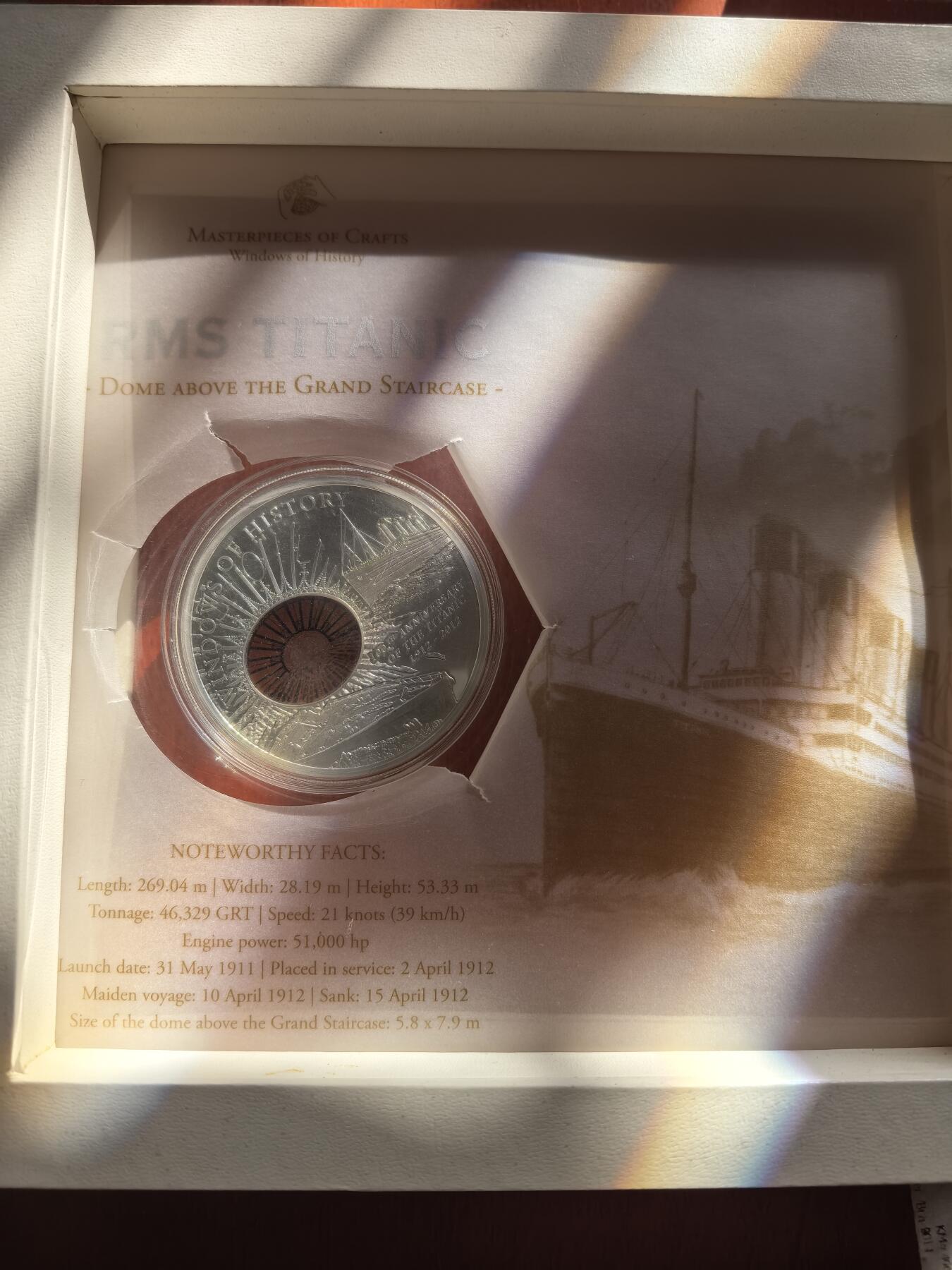 长老汇蛇年精选第七十八场拍卖 2012库克群岛历史之窗之泰坦尼克号10元镶嵌彩色玻璃类精制银币，50克925银，盒证全，1912枚