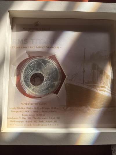 长老汇蛇年精选第七十八场拍卖 - 2012库克群岛历史之窗之泰坦尼克号10元镶嵌彩色玻璃类精制银币，50克925银，盒证全，1912枚