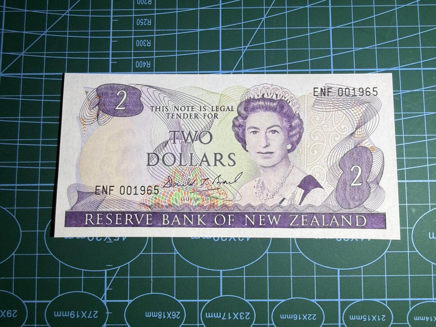 【炜奕收藏】，第五十二期 新西兰2元，UNC品相，千位号年份号无347