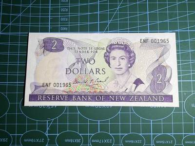 【炜奕收藏】，第五十二期 - 新西兰2元，UNC品相，千位号年份号无347