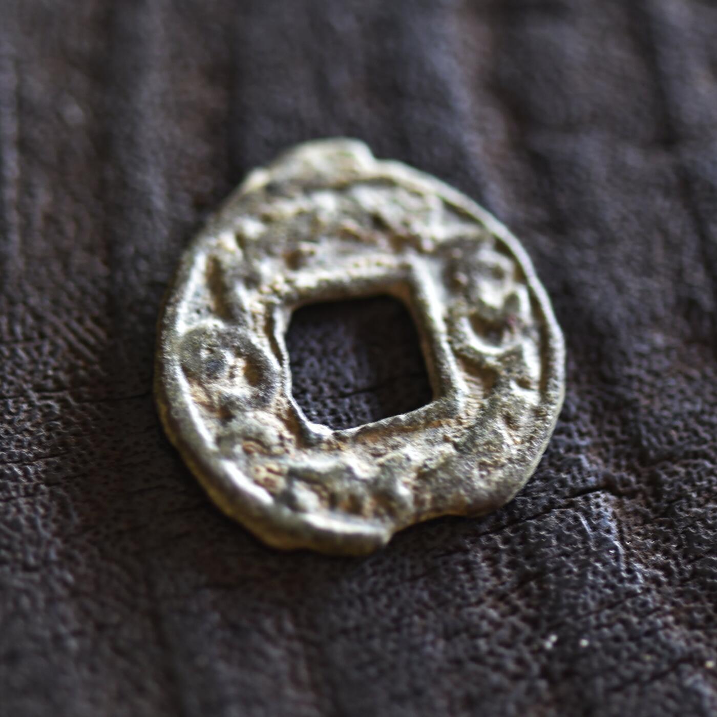 【良泉】【2025年最后一场】12月18日晚19.30点开拍！188组【直播场】西方古代钱币、丝路杂项、印章！ 【藏家出品A】铭文清晰！公元8世纪，七河粟特地区，托古斯十箭部落，双面粟特文方孔铜币，1.01克