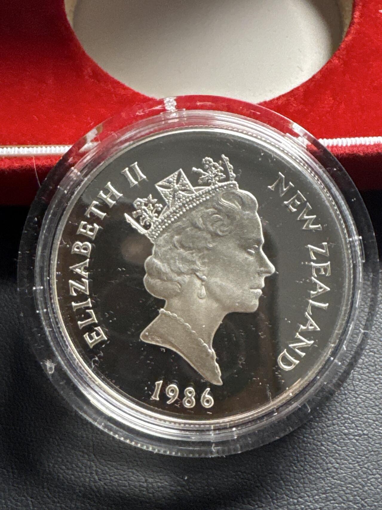 ❤️【币观天下】❤️ 第333期钱币拍卖- 2025.12.5周五晚上6点半场-长期征集拍品 新西兰1986年伊丽莎白女王登基1盎司精制纪念银币盒证齐全