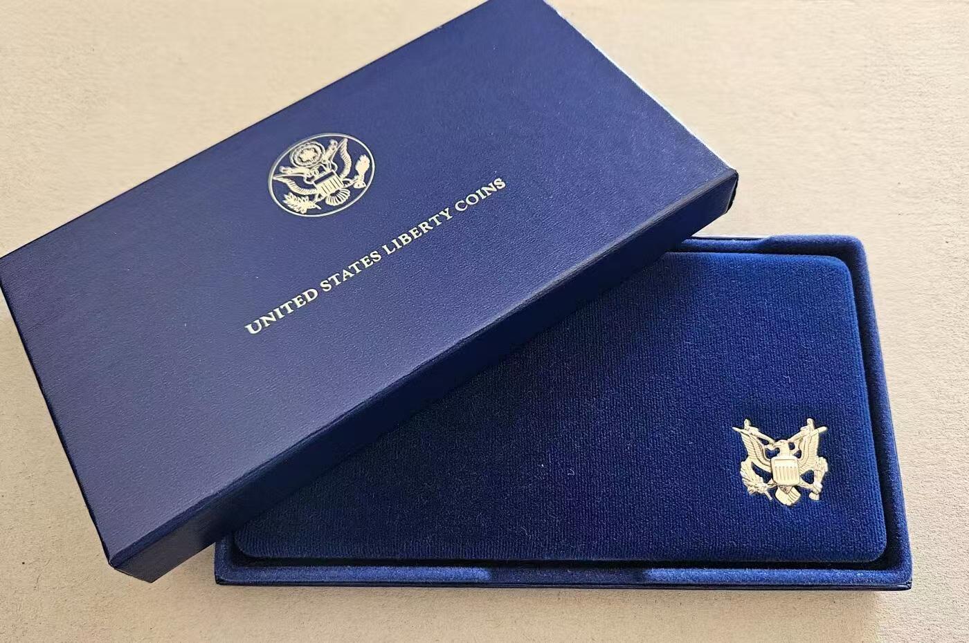 ❤️【币观天下】❤️ 第333期钱币拍卖- 2025.12.5周五晚上6点半场-长期征集拍品 美国1986币自由女神像百年精制套装两枚，1元银币26.7克，有氧化带包装