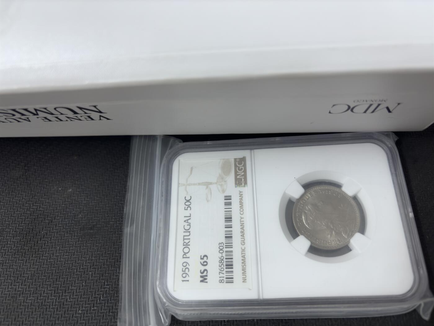 文馨钱币收藏第 283 场，【大雪鉴珍，寒英缀金】金银纪念币精品场，诚邀您的参与【长期接代拍品】 MDC精品拍卖目录 2025年新版 从古希腊到近现代 从币到章 不少精品难得一见 值得收入 全彩印大开本 重达 4-8 公斤以上，此书中拍不包邮，邮费自理，可指定快递（中通，极兔，顺丰）