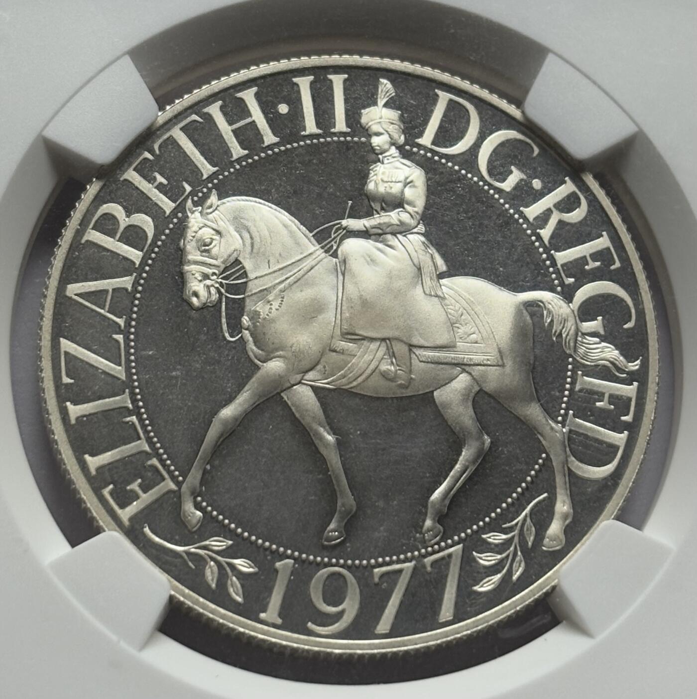 文馨钱币收藏第 283 场，【大雪鉴珍，寒英缀金】金银纪念币精品场，诚邀您的参与【长期接代拍品】 1977 年英国女王登基 25 周年 25 便士精制大银币，28.28 克 925高银   NGC 评级 PF67 高分