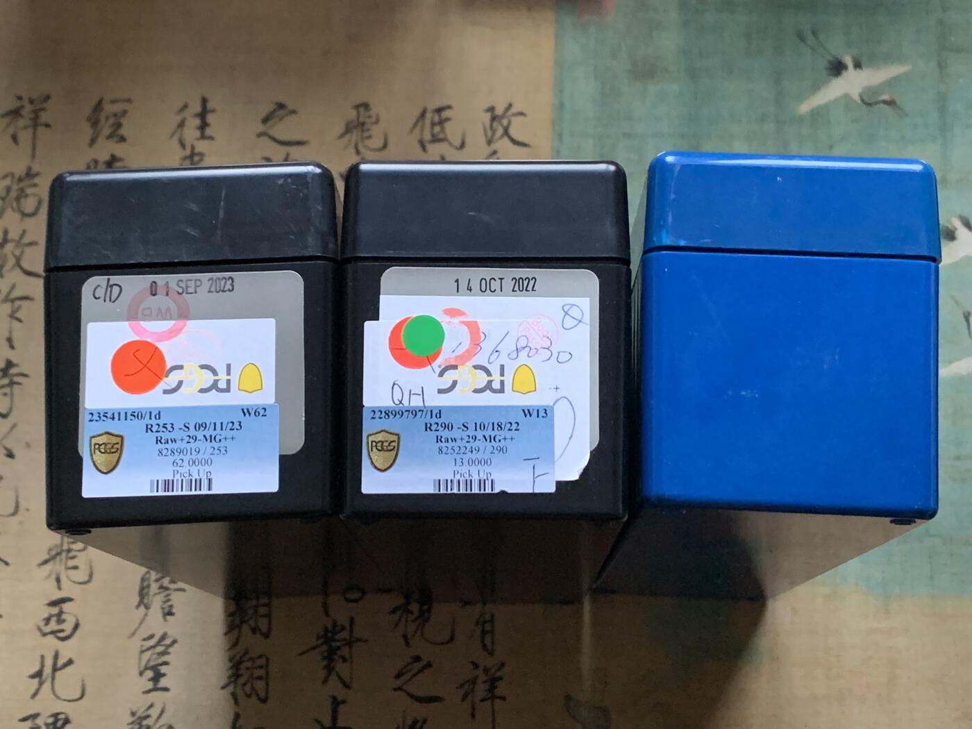 《竞宝斋》第444场 周日，周一，2场连拍 （全场包邮） PCGS官网收纳盒三个，两黑一蓝，每盒可收纳20枚PCGS评级币。