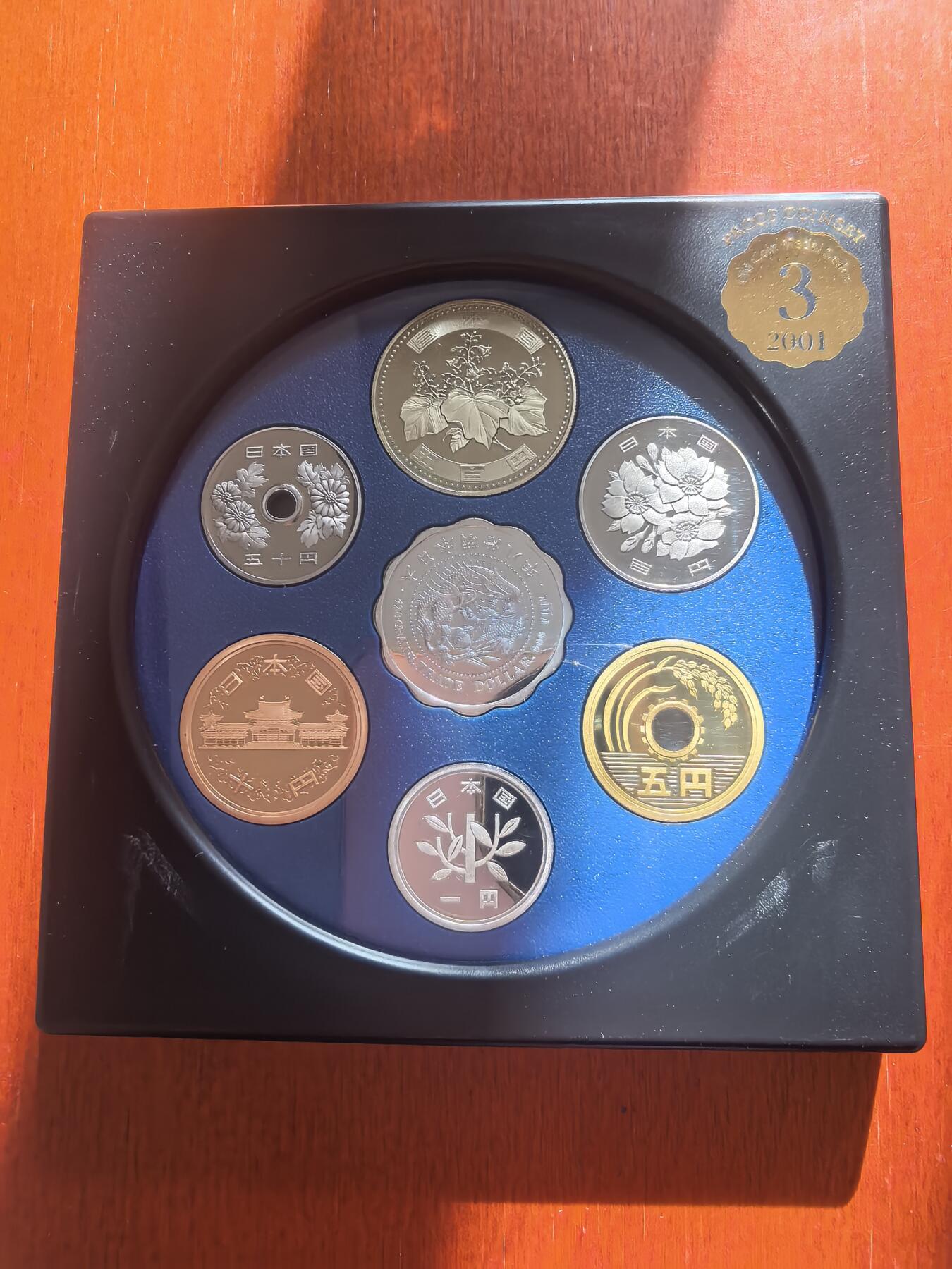 长老汇蛇年精选第七十八场拍卖 2001日本老钱币系列之三6枚精制币套装小方盒，含银质梅花形银章1枚，单面镀金（2）