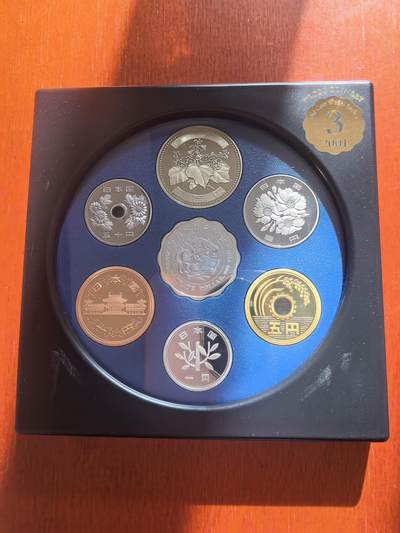 长老汇蛇年精选第七十八场拍卖 - 2001日本老钱币系列之三6枚精制币套装小方盒，含银质梅花形银章1枚，单面镀金（2）