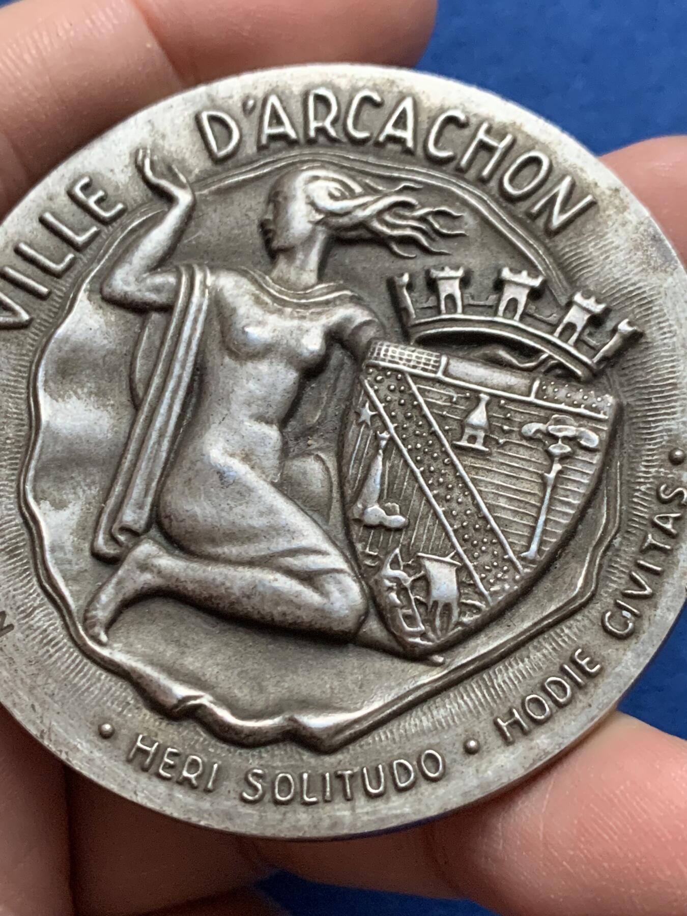 《竞宝斋》第444场 周日，周一，2场连拍 （全场包邮） 法国阿卡雄（比斯开湾地区）城市纪念银章 112.9克 58.6mm 带盒 1968 丰饶角1银标