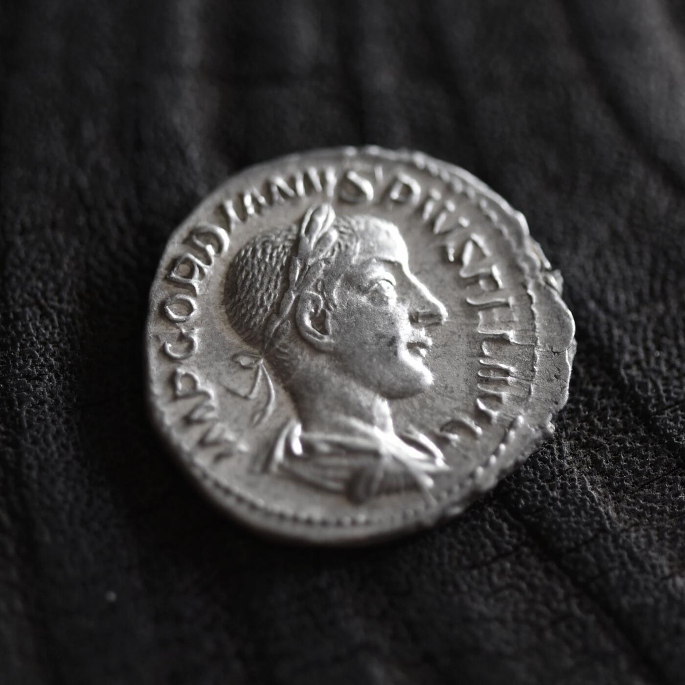 【良泉】【2025年最后一场】12月18日晚19.30点开拍！188组【直播场】西方古代钱币、丝路杂项、印章！ 【藏家出品D】戈尔迪安三世（238年2-3月—244年3月），第纳尔银币，3.05克