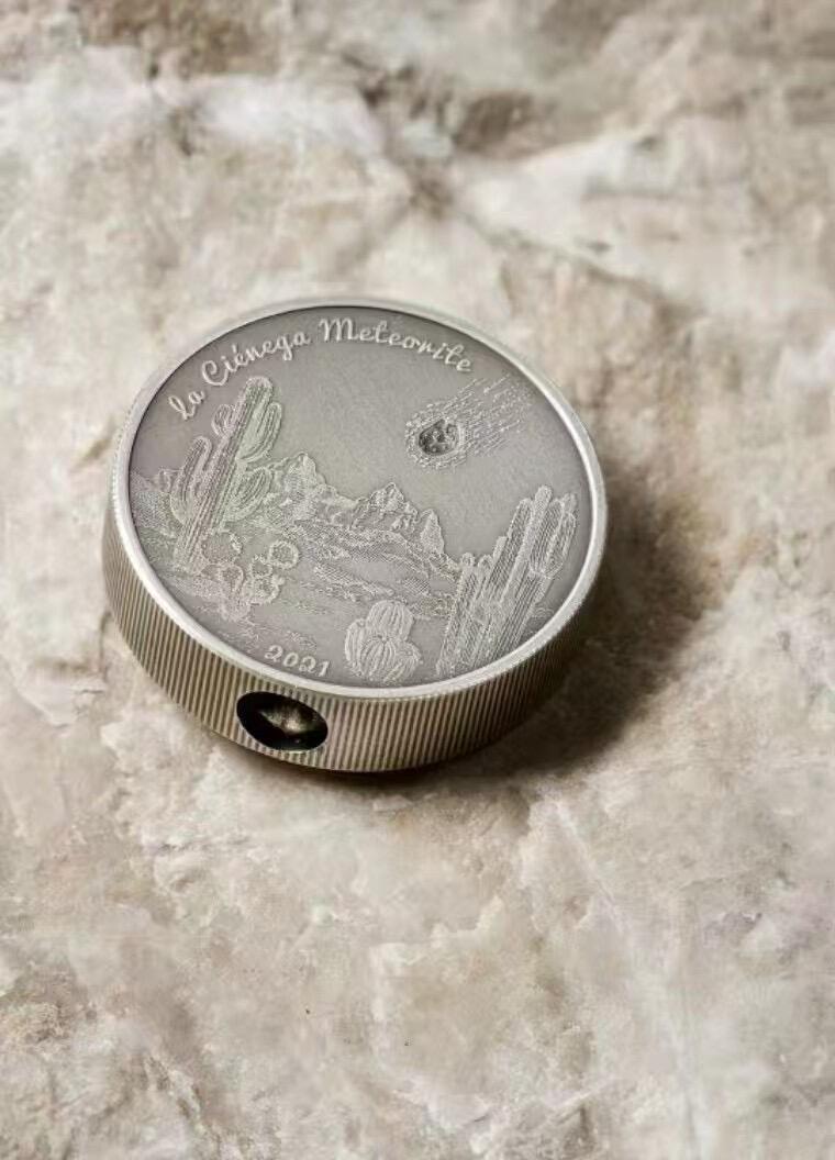 ❤️【币观天下】❤️ 第333期钱币拍卖- 2025.12.5周五晚上6点半场-长期征集拍品 库克2021年天空来客陨石镶嵌1盎司加厚银币带证书包装