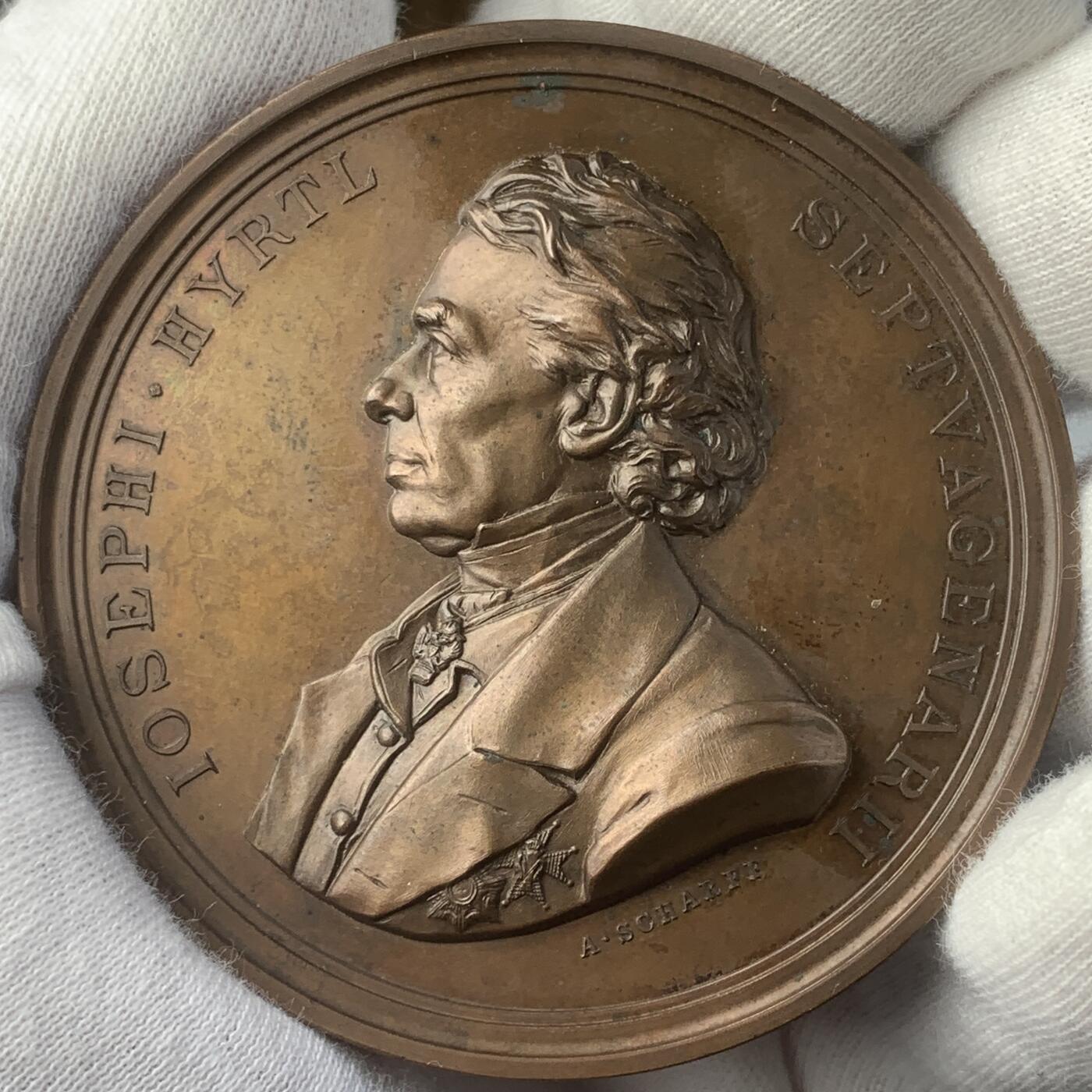 掌中浮雕-藏着的欧洲第044场 1880年奥地利维也纳生物教授HYRTL70岁寿辰纪念铜章，奥地利章牌大师安东•沙夫章（ A.Scharff）作品 , 64mm