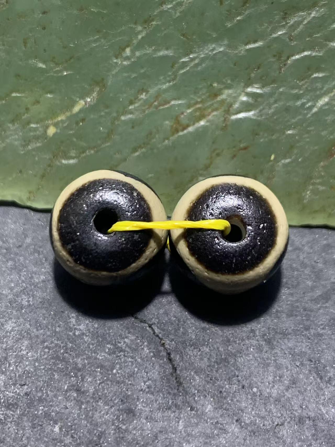 精美藏传虎牙天珠一对，。