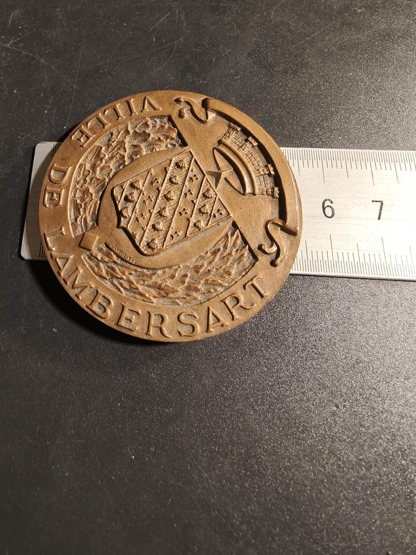 老王徽章第167期 法国兰贝萨尔市大铜章      直径54mm.     重量76.1g
