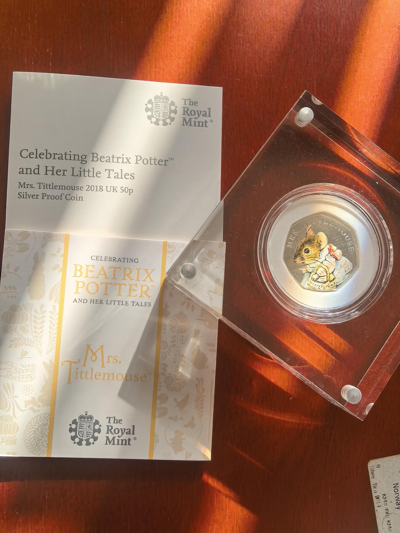 长老汇蛇年精选第七十八场拍卖 2018英国彼得兔系列老鼠迪特夫人50便士精制彩色银币，原盒证