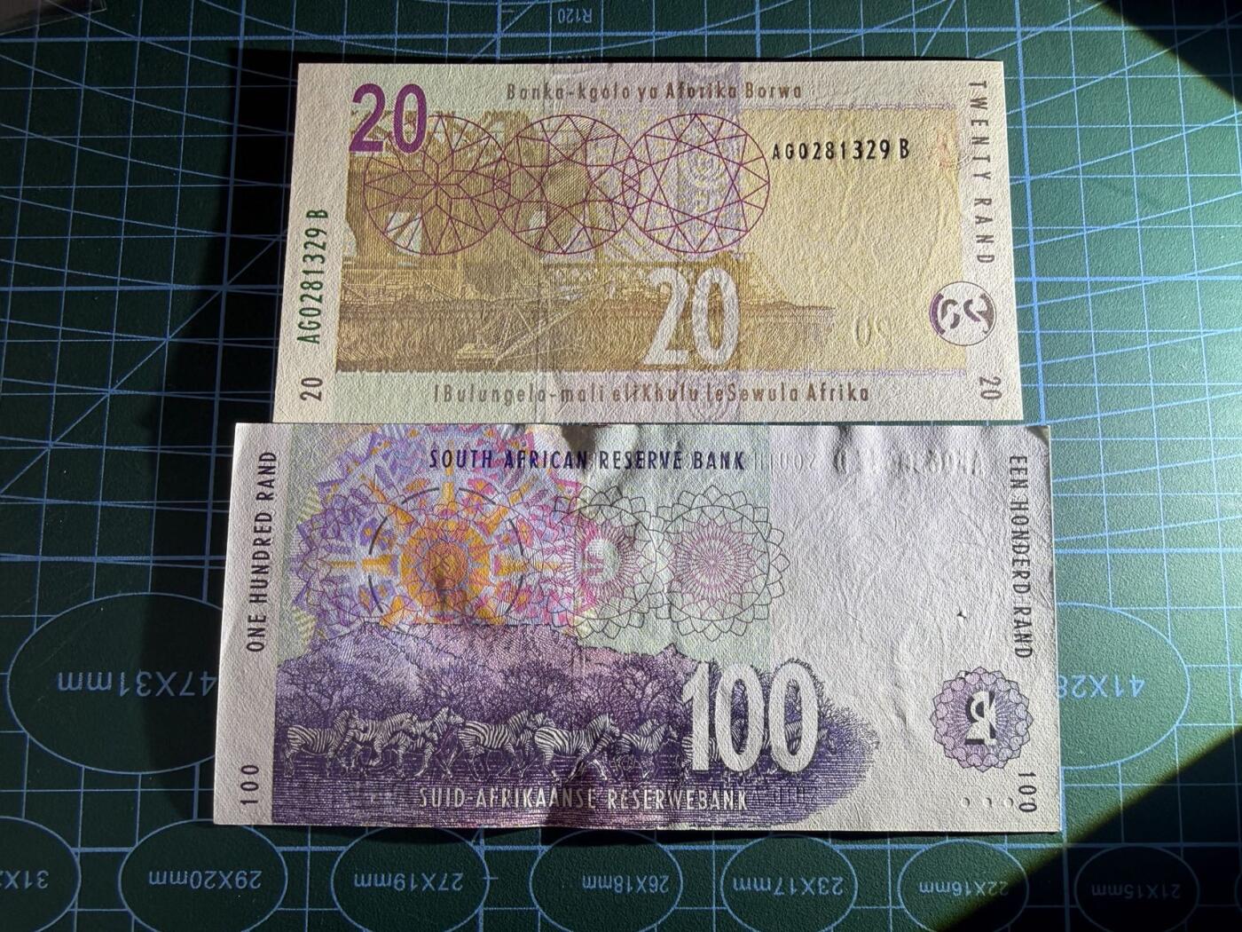 【炜奕收藏】，第五十二期 南非20&100兰特，UNC-/UNC品相，100兰特有一个针孔，包含一张无47