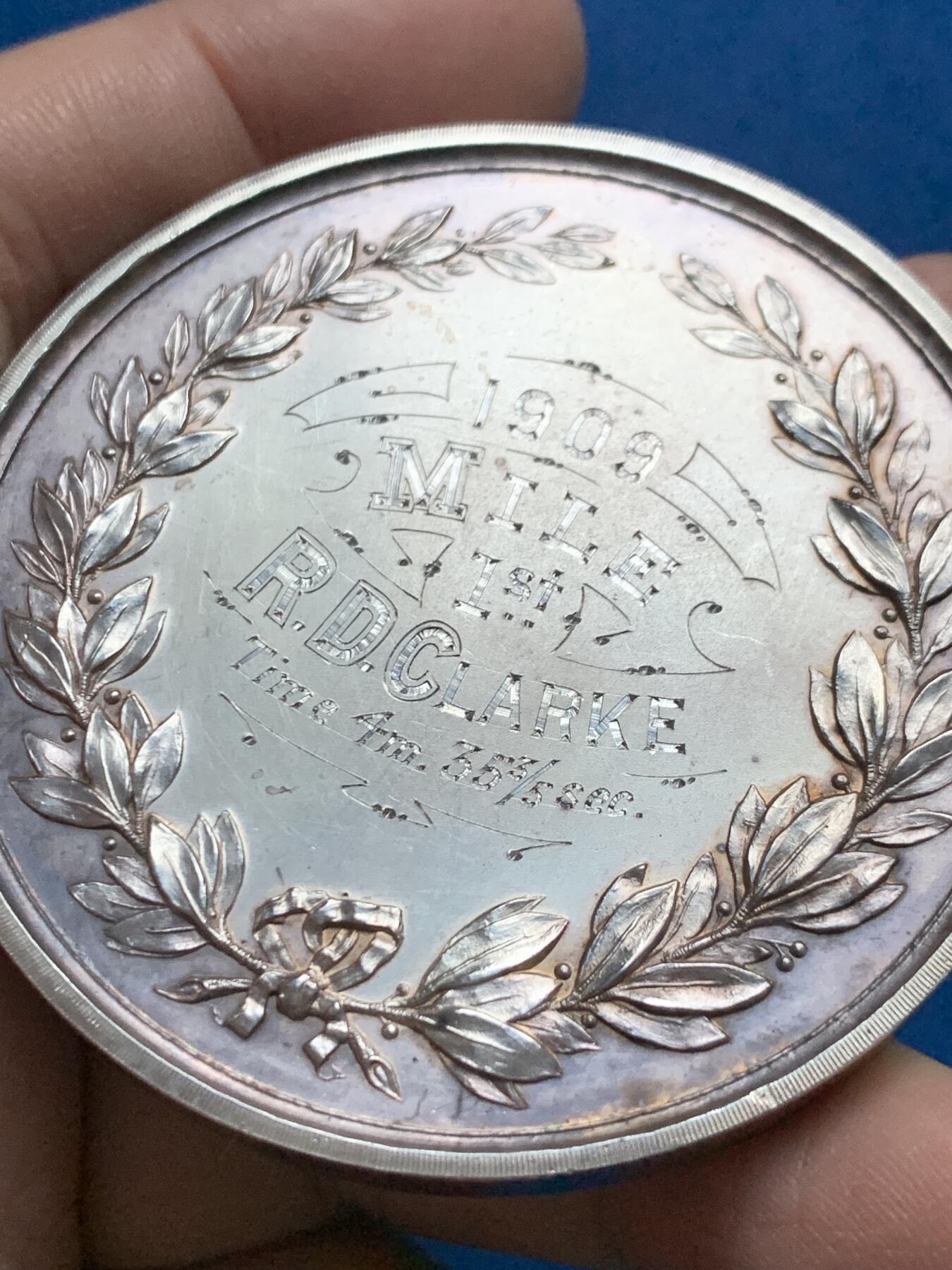 《竞宝斋》第444场 周日，周一，2场连拍 （全场包邮） 英国牛津大学运动俱乐部1909年大型银制奖章，带原盒，60.1mm，重108.2克。颁发给一英里田径比赛的第一名R.D.C.LARKE。用时4分钟35.6秒