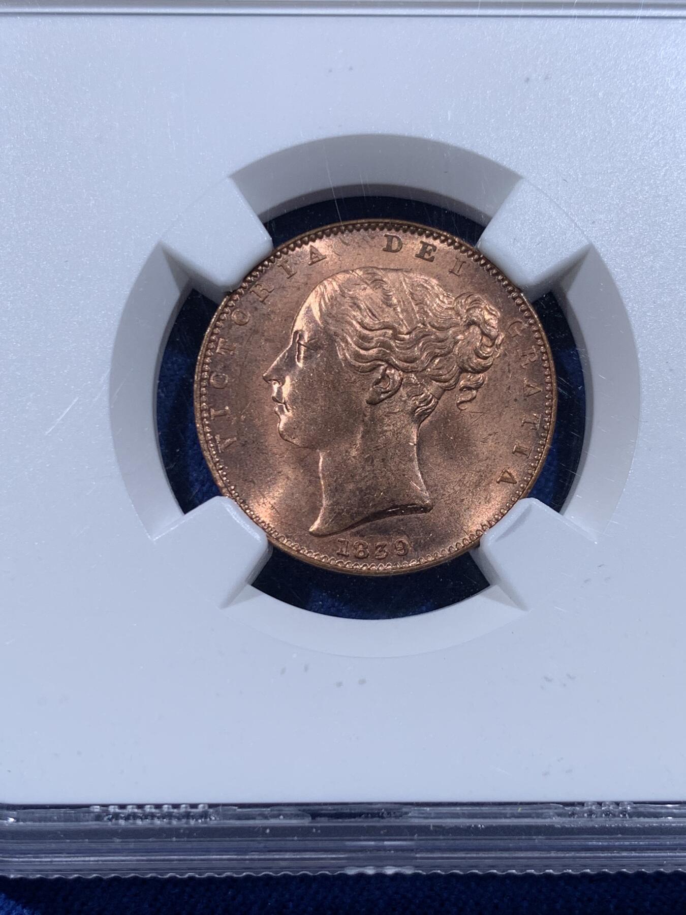 《竞宝斋》第444场 周日，周一，2场连拍 （全场包邮） NGC MS63+RD 1839英属马恩岛小维1/4便士铜币，单年版，极少见的近出厂级铜光，保存极佳，历经近200年光彩仍曜眼夺目，实属难得。初版小维头像+三条腿，铸量仅21万枚。年初同品种62BN稀奇700元不含佣成交，高分+RD平台首拍，错过难觅