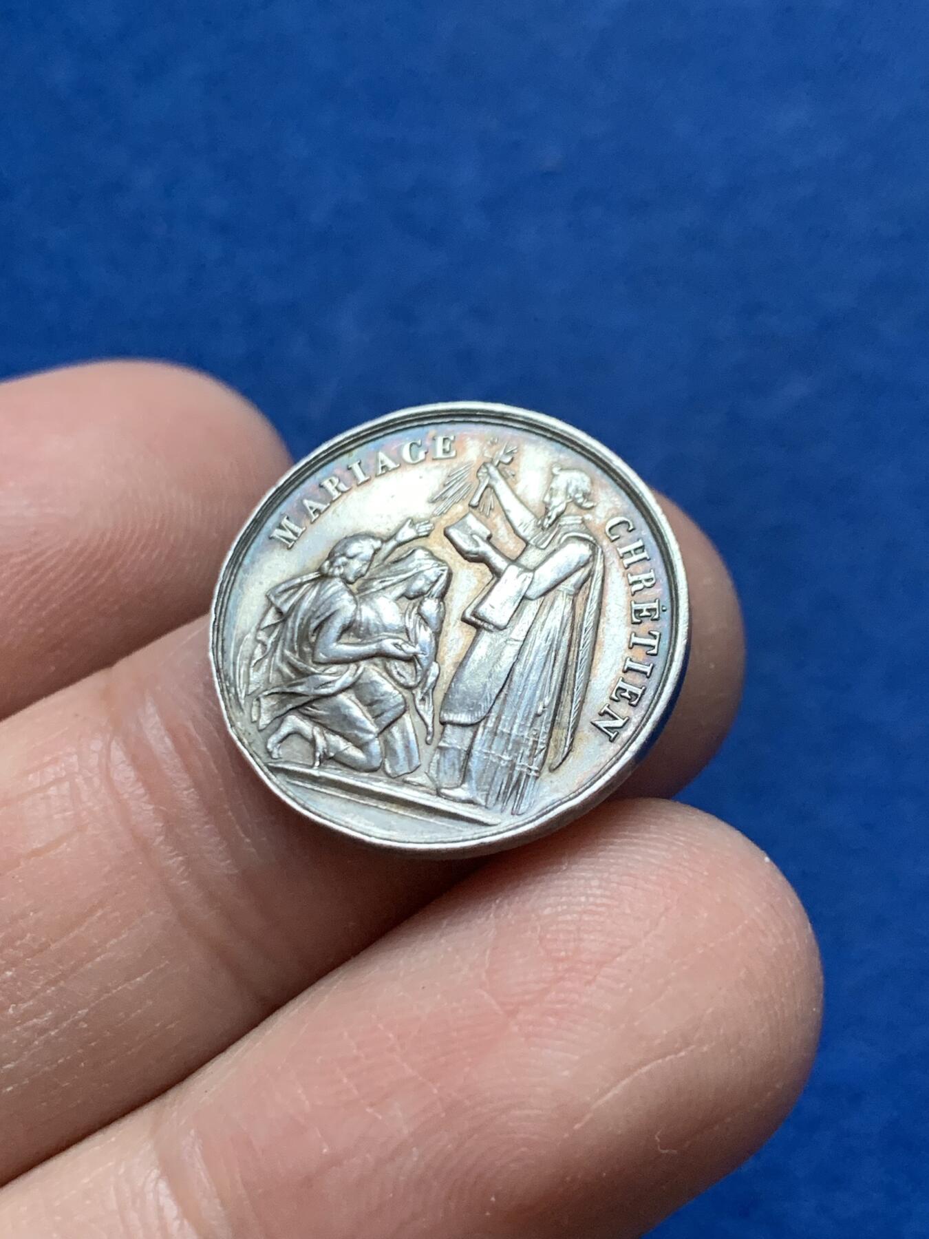 《竞宝斋》第444场 周日，周一，2场连拍 （全场包邮） 法国婚姻纪念银章 背面未刻字 手指铭银标 20mm 3.45g