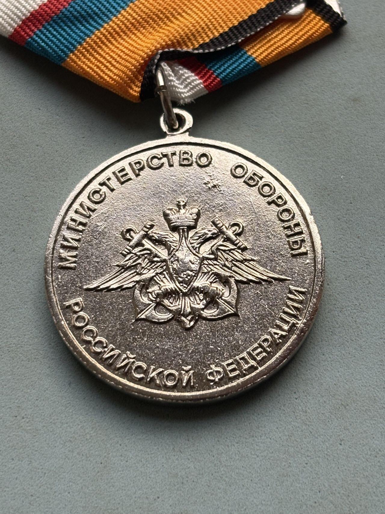 盛世勋华——号角文化勋章邮票专场拍卖第291期 俄罗斯“库兹涅佐夫海军上将”纪念奖章，纪念库兹涅佐夫对俄海军现代化的贡献，表彰海军装备建设、舰队指挥领域的人员 ， 授予俄军海军装备研发人员、航母舰队指挥人员、海军战略规划专家，库兹涅佐夫是苏联海军元帅（1955年授衔）、“苏联英雄”称号获得者，曾担任二战时期苏联海军总司令，对苏联海军的建设与作战指挥有重要贡献。