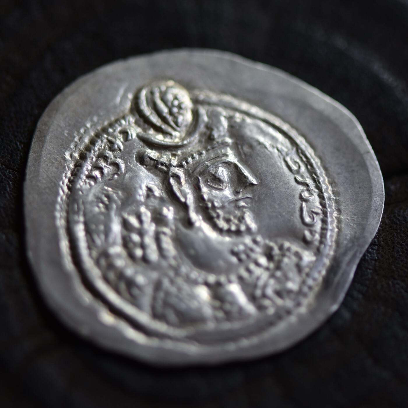 【良泉】【2025年最后一场】12月18日晚19.30点开拍！188组【直播场】西方古代钱币、丝路杂项、印章！ 【藏家出品D】波斯萨珊银币瓦赫兰五世 公元420年~公元438年，4.2克