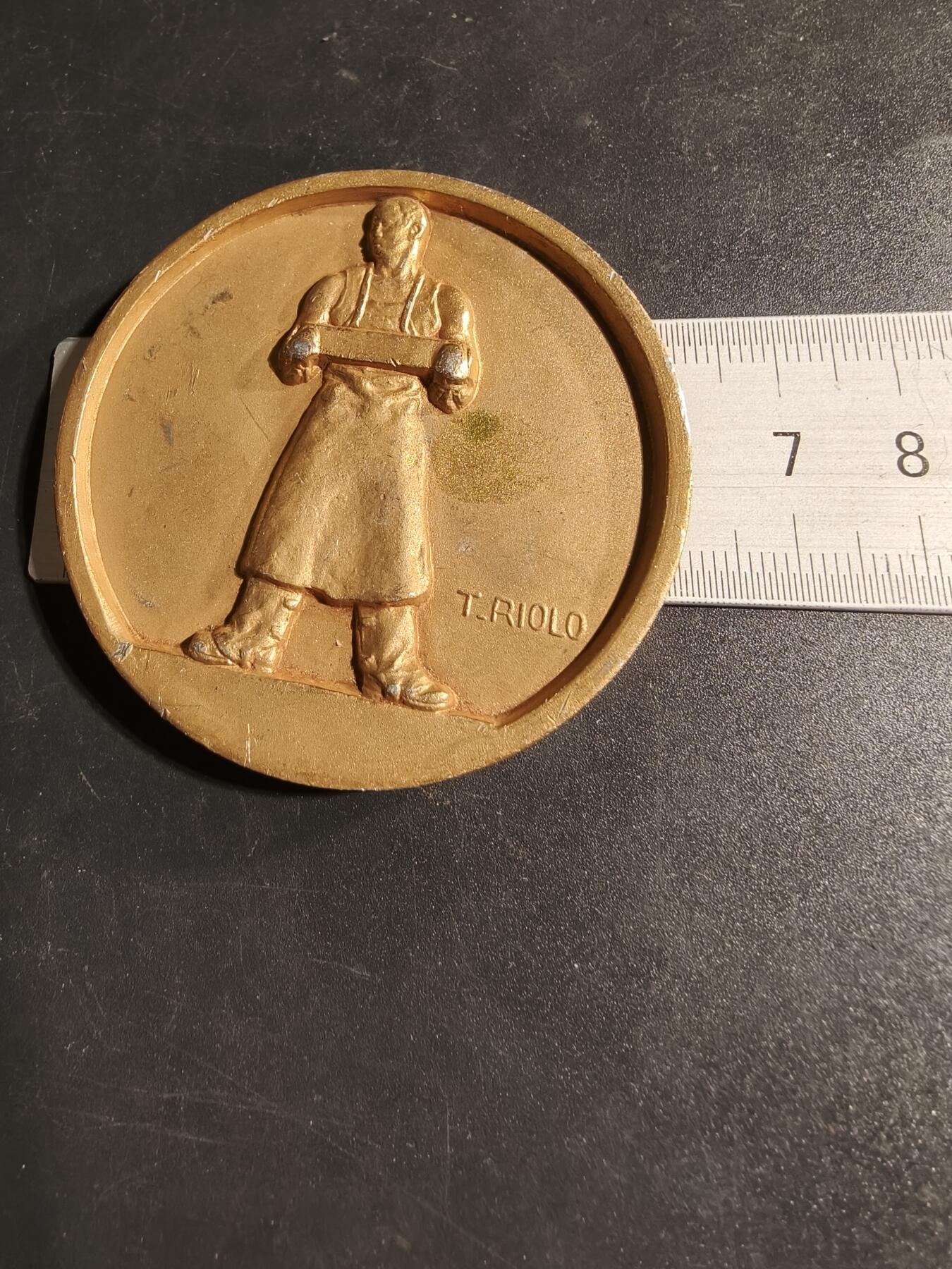 老王徽章第167期 法国佩希内化学与电冶金产品公司纪念章     直径61mm.    重量34.1g