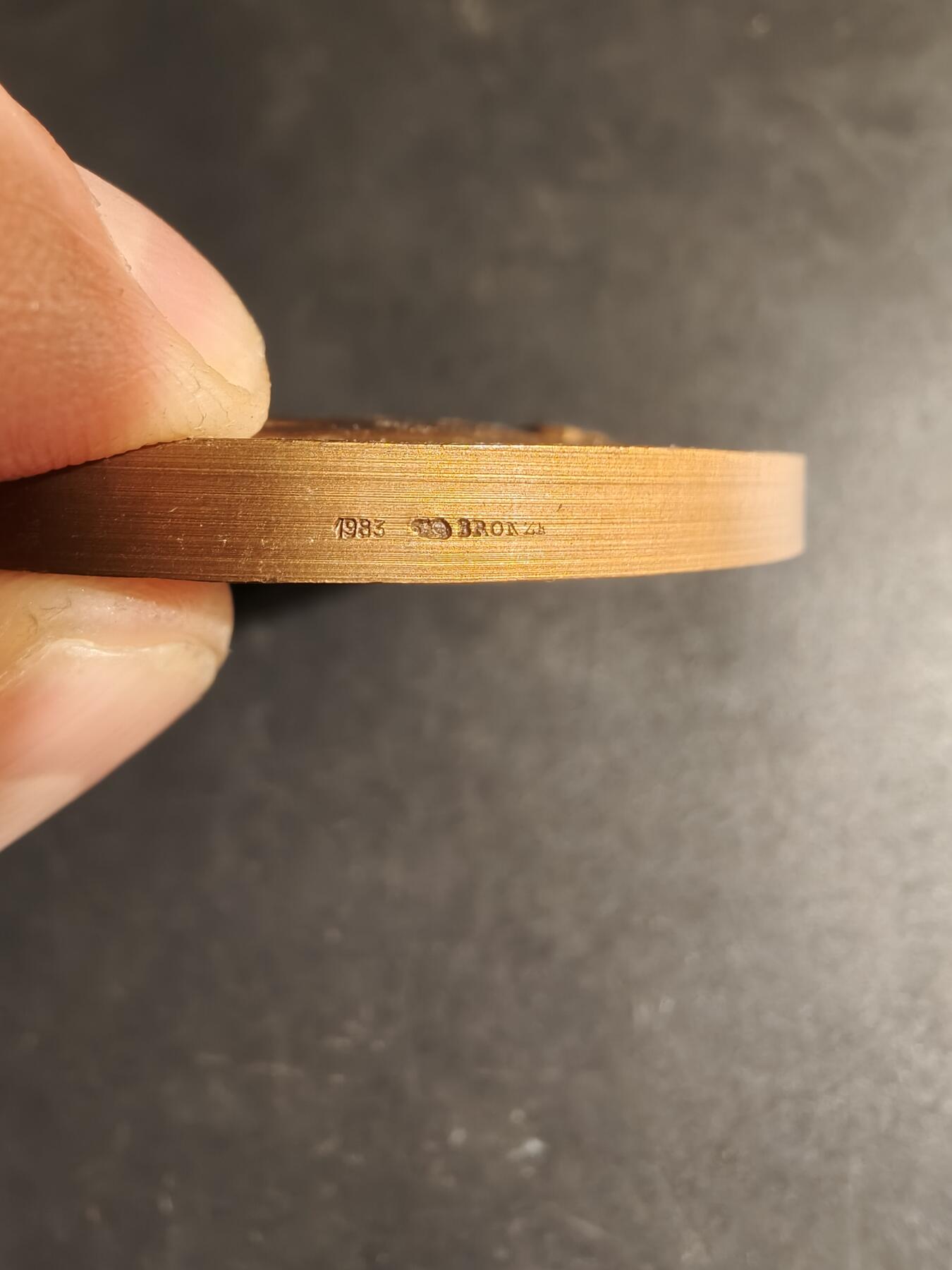 老王徽章第167期 法国共产党政治家马塞尔·保罗逝世大铜章      直径68mm.    重量184.8g