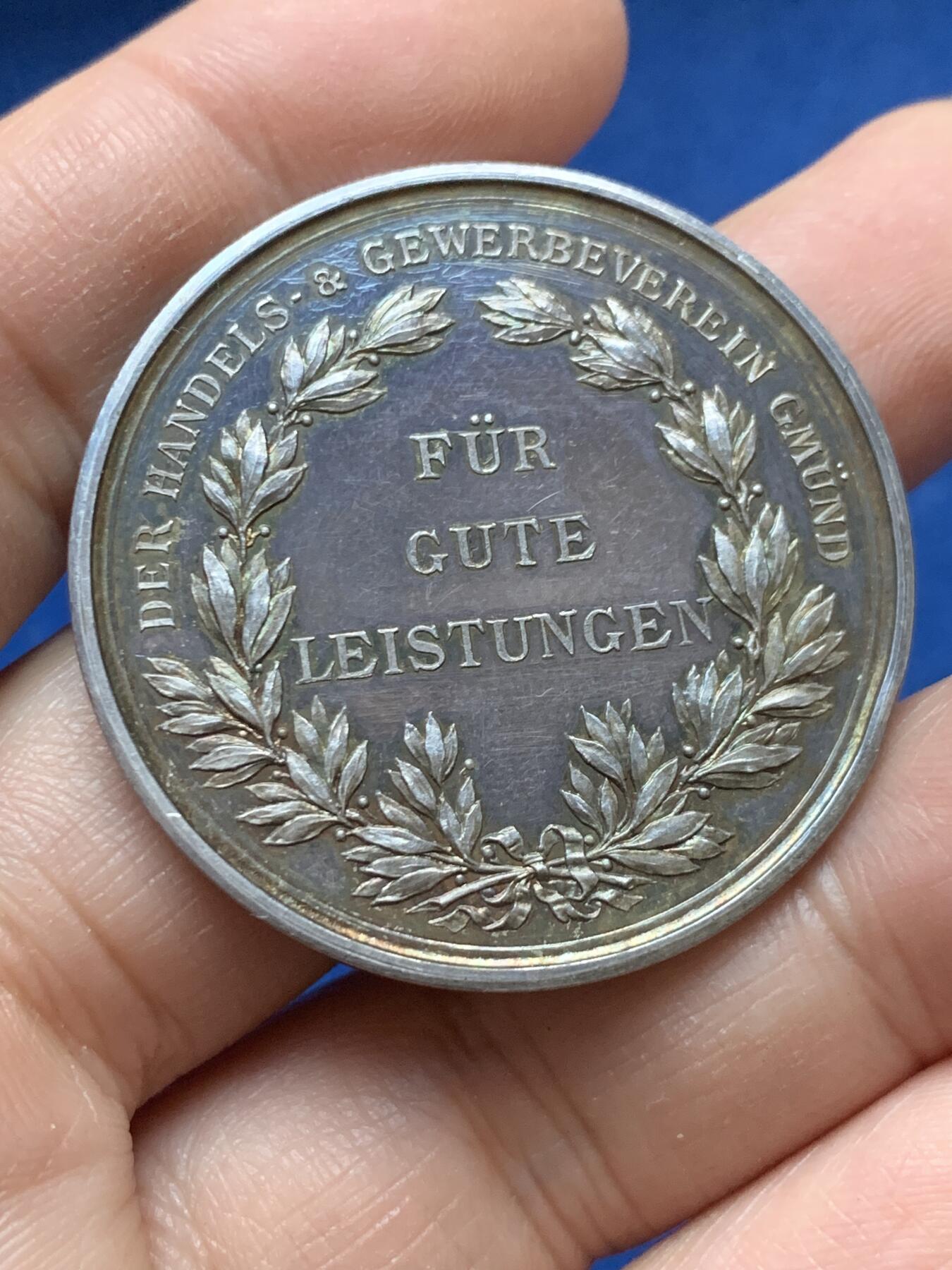 《竞宝斋》第444场 周日，周一，2场连拍 （全场包邮） 19世纪德国纺织贸易协会纪念银章 五彩包浆 重约20.9克 直径40.2mm 950边铭 底板有丝状痕迹 细节见图