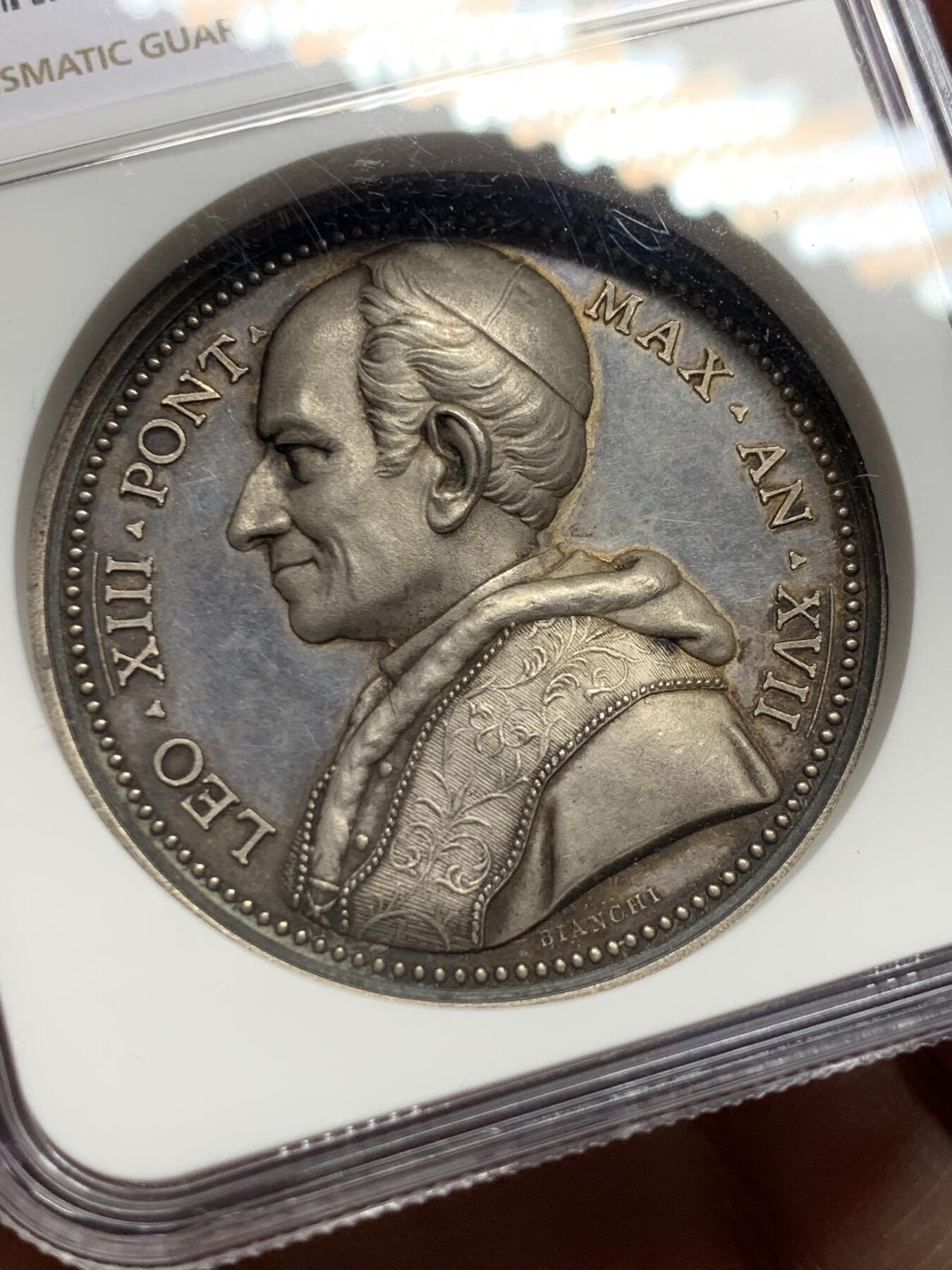 《竞宝斋》第444场 周日，周一，2场连拍 （全场包邮） NGC MS63 高分 1894年梵蒂冈教皇利奥十三世纪念建立印度教区高浮雕精美银章 ，人物栩栩如生，淡彩包浆，细节丝丝入扣，不可多见的珍品。加厚盒