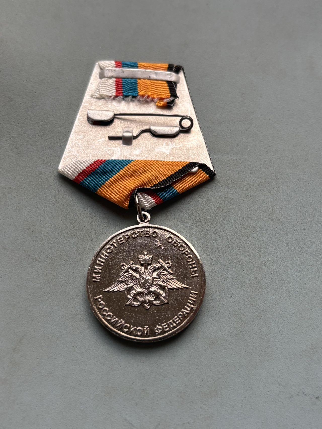 盛世勋华——号角文化勋章邮票专场拍卖第291期 俄罗斯“库兹涅佐夫海军上将”纪念奖章，纪念库兹涅佐夫对俄海军现代化的贡献，表彰海军装备建设、舰队指挥领域的人员 ， 授予俄军海军装备研发人员、航母舰队指挥人员、海军战略规划专家，库兹涅佐夫是苏联海军元帅（1955年授衔）、“苏联英雄”称号获得者，曾担任二战时期苏联海军总司令，对苏联海军的建设与作战指挥有重要贡献。