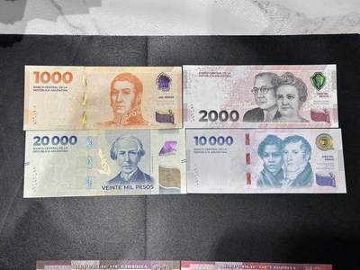 《外钞收藏家》第五百九十期（欧洲强钞、港币、硬通货及丰富裸币大拍场）（本平台长期征集拍品、欢迎藏友们联系合作） - 阿根廷1000-2万面额 四张一起 全新UNC 尾6 A冠