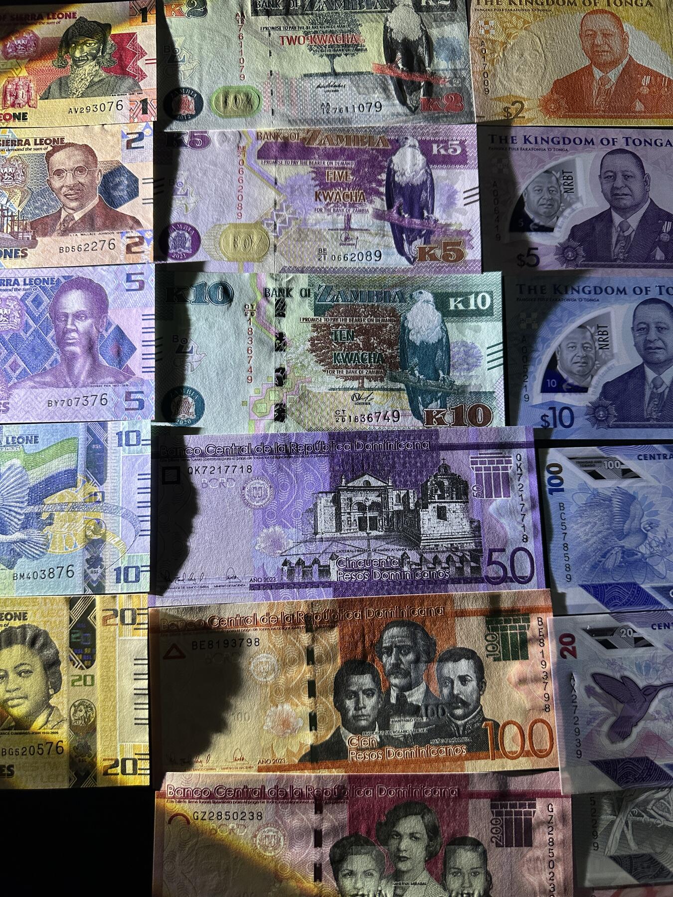 《外钞收藏家》第五百九十期（欧洲强钞、港币、硬通货及丰富裸币大拍场）（本平台长期征集拍品、欢迎藏友们联系合作） 塞拉利昂、赞比亚、多米尼加、汤加、特里达尼亚和多巴哥 五个国家19张一起 全新UNC