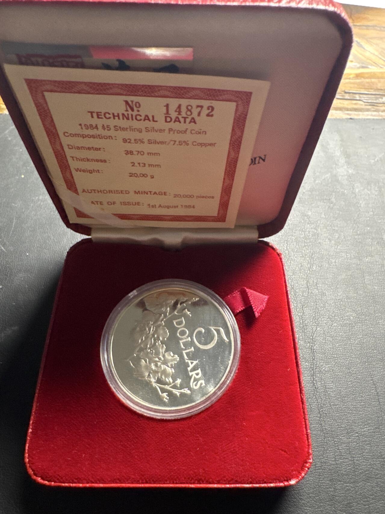 ❤️【币观天下】❤️ 第333期钱币拍卖- 2025.12.5周五晚上6点半场-长期征集拍品 新加坡1984年建国25周年胡姬花精制纪念银币盒证齐全