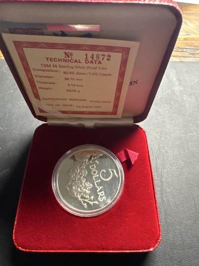 ❤️【币观天下】❤️ 第333期钱币拍卖- 2025.12.5周五晚上6点半场-长期征集拍品 - 新加坡1984年建国25周年胡姬花精制纪念银币盒证齐全