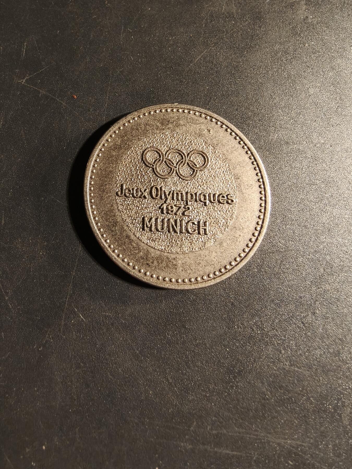 老王徽章第167期 法国1972年柏林青年奥运会足球项目纪念章     直径38mm.    重量19.1g