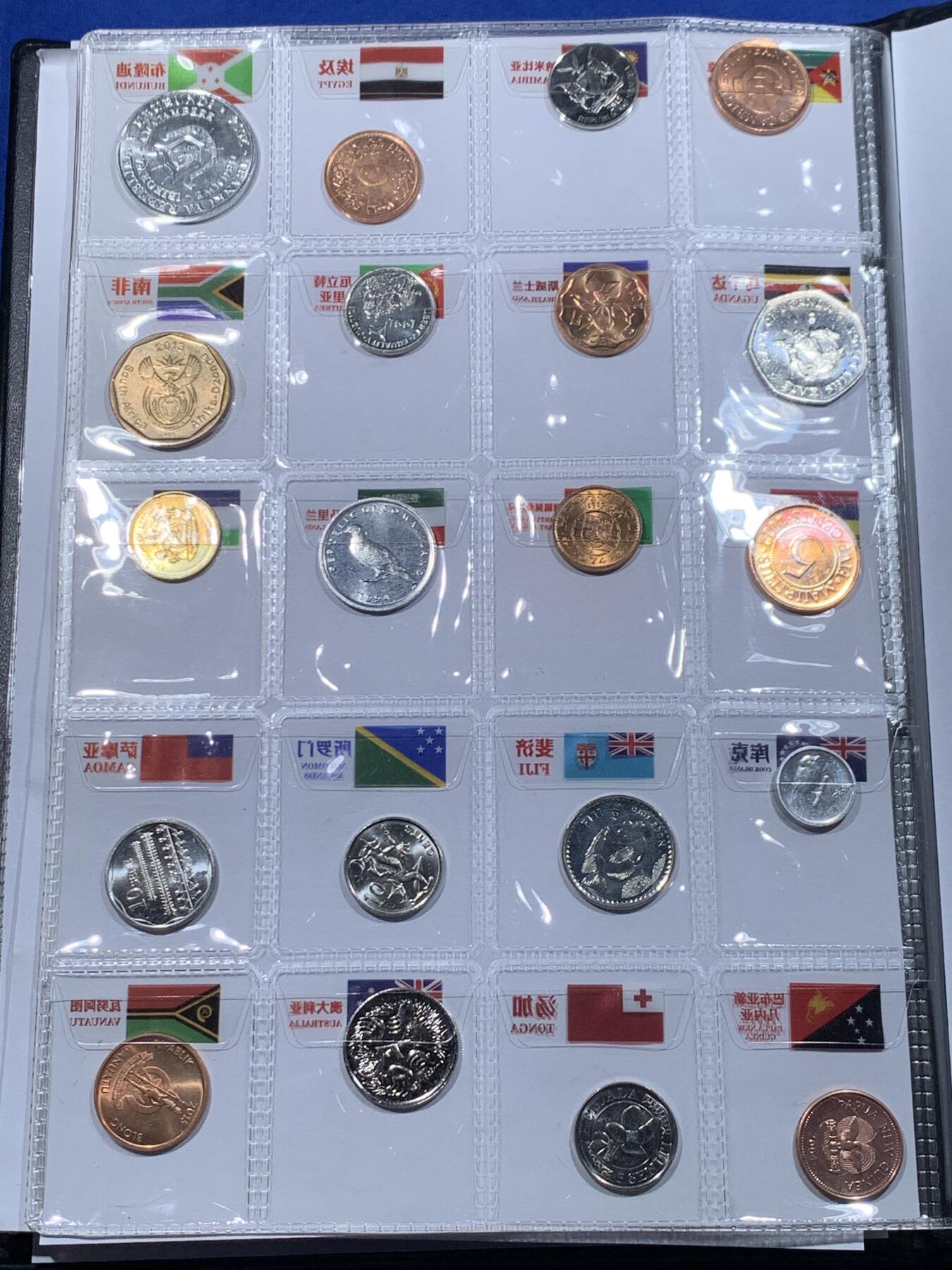 《竞宝斋》第444场 周日，周一，2场连拍 （全场包邮） 世界120国硬币大全套珍藏册 甄选世界120个国家120枚硬币集装成册，自带国旗标签和可自由装取的硬币格与透明内页，细节见图。