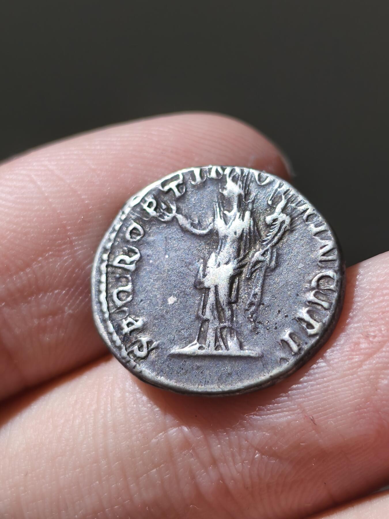 星盘世界钱币十二月六日古典币专场 古罗马帝国 图拉真 狄纳里银币 公元112-114年打制，品相很不错，带有黑色包浆，风格很好