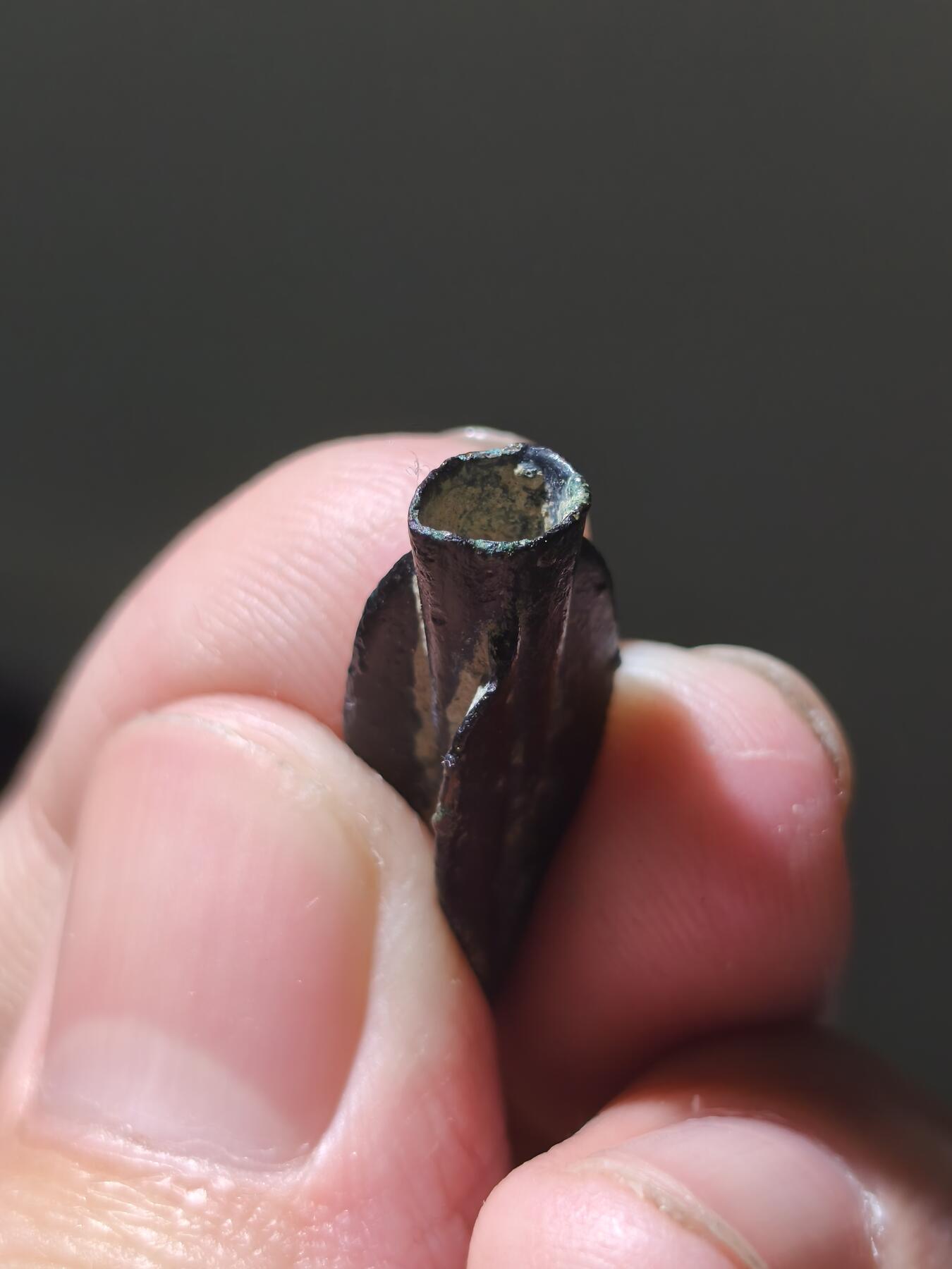 星盘世界钱币十二月六日古典币专场 希腊化时期 青铜穿甲箭头中亚沙漠坑皮壳。非常漂亮，锋利的箭头，而且形制也是很经典的希腊化风格，底部中空